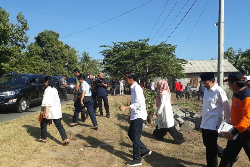 Presiden Joko Widodo (Jokowi) bersama Gubernur NTB Muhammad Zainul Majdi mengunjungi lokasi dan posko Tagana Gempa Bumi 6,4 SR di Desa Madiyan dan Desa Obel-obel, Kecamatan Sambelia, Lombok Timur, Senin (30/7).