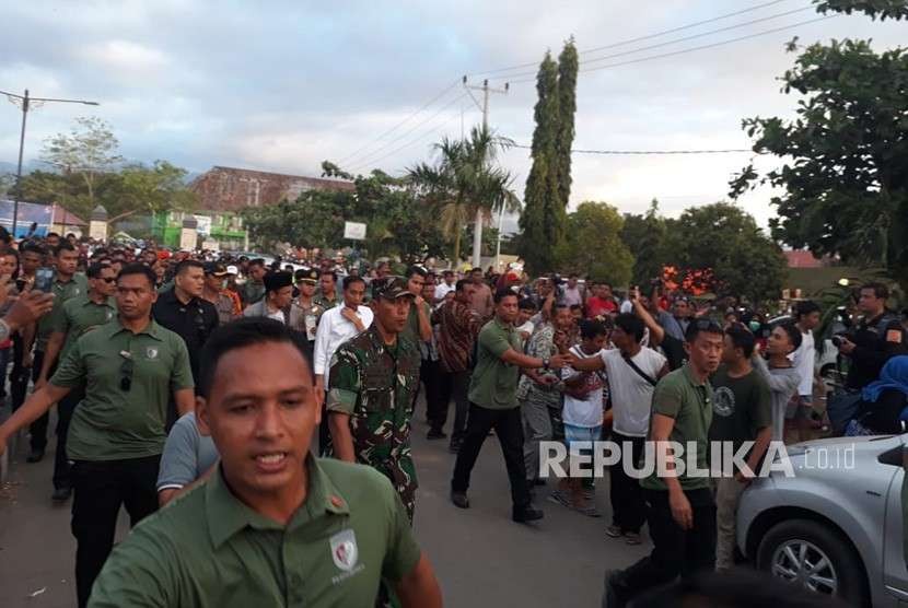 Presiden Joko Widodo (Jokowi) bersama Gubernur NTB TGB Zainul Majdi meninjau posko utama penanganan darurat bencana di lapangan Tanjung, Kabupaten Lombok Utara, NTB, Senin (13/8).