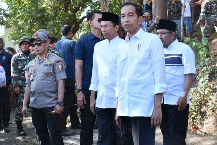 Presiden Joko Widodo (Jokowi) bersama Gubernur NTB TGB Zainul Majdi dan sejumlah menteri meninjau lokasi pengungsian di Lombok Utara, pada Senin (13/8) dan Selasa (14/8).