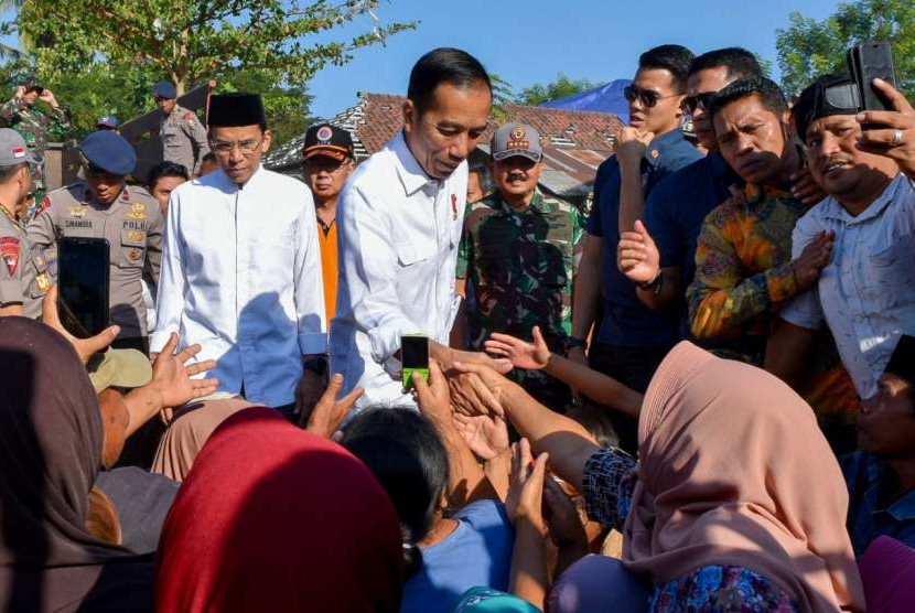 Presiden Joko Widodo (Jokowi) bersama Gubernur NTB TGB Zainul Majdi dan sejumlah menteri meninjau lokasi pengungsian di Lombok Utara pada Senin (13/8) dan Selasa (14/8).