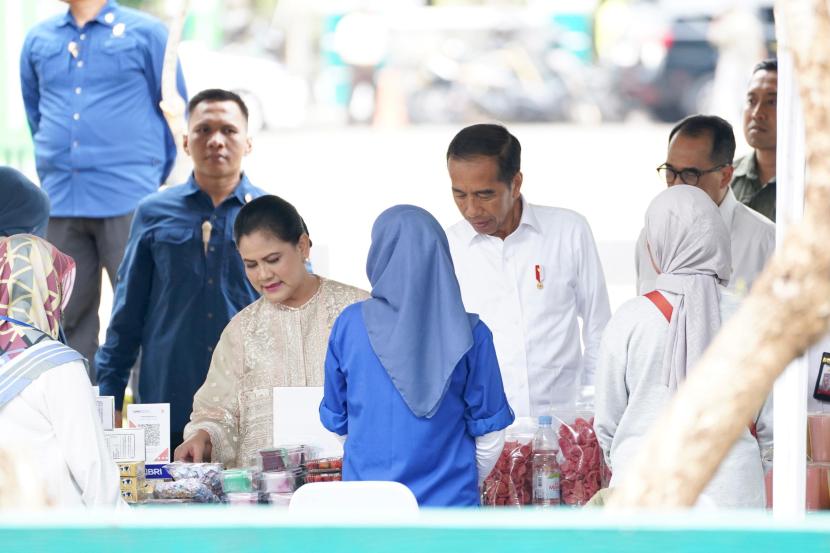 Presiden Joko Widodo (Jokowi) bersama Ibu Negara Iriana saat bertemu 5.000 nasabah PNM Mekaar Kabupaten Bandung di Dome Sabilulungan, Sabtu (3/2/2024). 