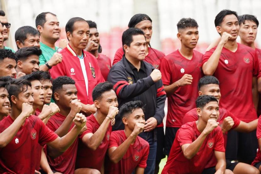 Presiden Joko Widodo (Jokowi) bersama Ketua Umum PSSI Erick Thohir berfoto bersama para pemain, staf pelatih, dan ofisial timnas Indonesia U-20 di Gelora Bung Karno, Sabtu (1/4/2023)