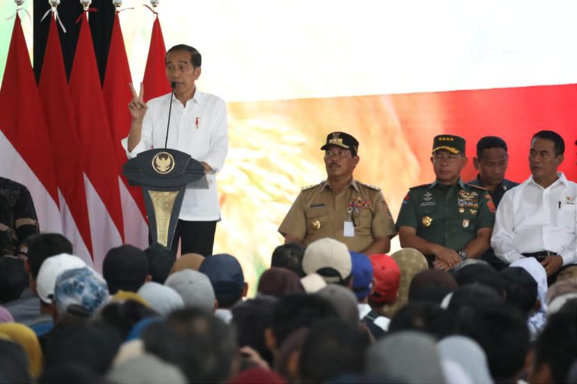Presiden Joko Widodo (Jokowi) bersama Menteri Pertanian Andi Amran Sulaiman, saat menghadiri kegiatan Pembinaan Petani dan Penyuluh 2024 di Jawa Tengah.