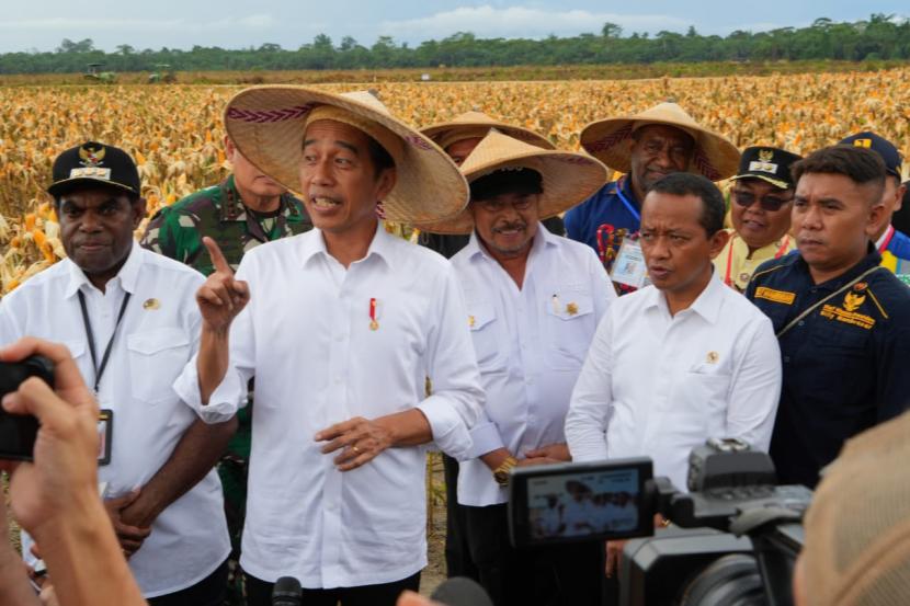 Presiden Joko Widodo (Jokowi) bersama Menteri Pertanian (Mentan) Syahrul Yasin Limpo (SYL) meninjau food estate di Kabupaten Keerom, Papua, Kamis (6/7/2023).  Belakangan, food estate dikritik PDIP.