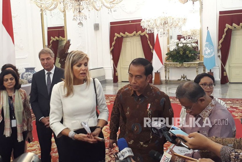 President Joko Widodo (Jokowi) and Queen Maxima hold a press conference related to financial inclusion at State Palace, Jakarta, Tuesday (Feb 13).