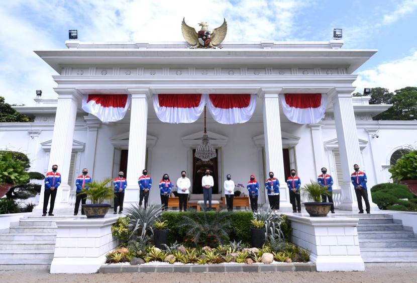 Presiden Joko Widodo (Jokowi) bertemu dengan perwakilan pekerja PT Pertamina Hulu Rokan (PHR) di Istana Merdeka, Jakarta. Dalam pertemuan tersebut, Presiden Jokowi memberi arahan kepada para pekerja yang baru bergabung di PHR tersebut.