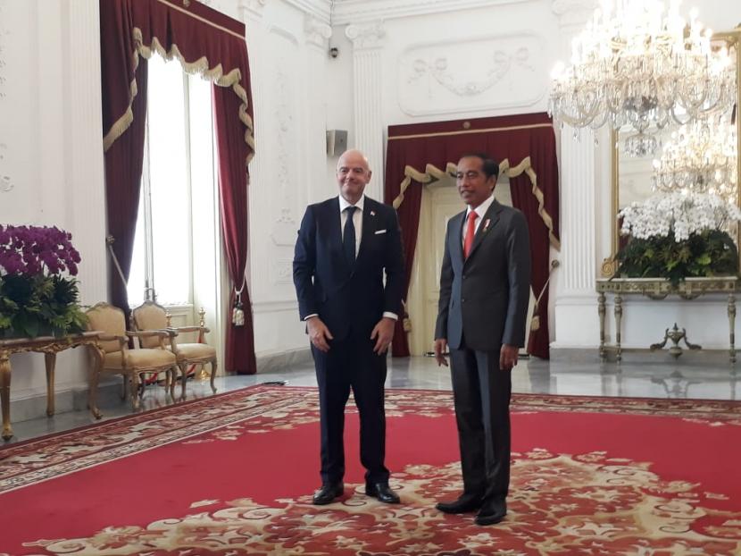 Presiden Joko Widodo (Jokowi) bertemu dengan Presiden FIFA, Gianni Infantino di Istana Merdeka, Jakarta, Selasa (18/10). Pertemuan ini dilakukan untuk menindaklanjuti rencana pemerintah dan FIFA yang akan membentuk tim transformasi sepak bola Indonesia. 