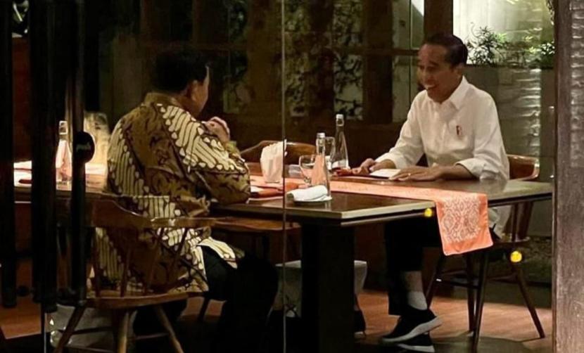 Presiden Joko Widodo (Jokowi) bertemu Menteri Pertahanan (Menhan) Prabowo Subianto.