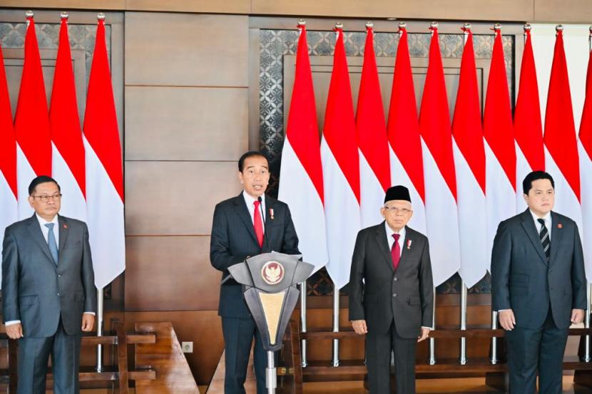  Presiden Joko Widodo (Jokowi) bertolak menuju Hannover, Jerman, untuk membuka acara Hannover Messe 2023 melalui Bandara Internasional Soekarno Hatta, Tangerang, Sabtu (15/4/2023).  
