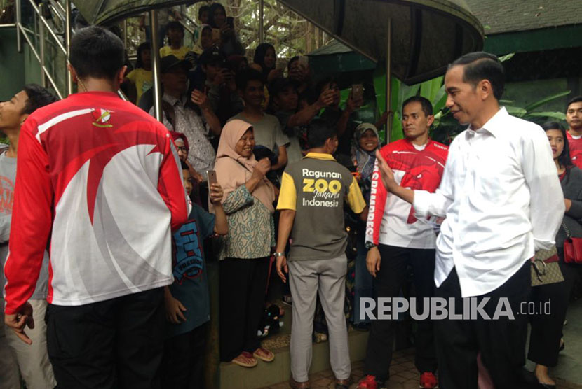 Presiden Joko Widodo (Jokowi) beserta Iriana Jokowi serta anaknya, Kahiyang Ayu dan Kaesang mengunjungi kebun binatang Ragunan, Pasar Minggu, Jakarta Selatan, Kamis (29/6). 