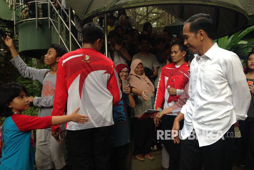 Presiden Joko Widodo (Jokowi) beserta Iriana Jokowi serta anaknya, Kahiyang Ayu dan Kaesang mengunjungi kebun binatang Ragunan, Pasar Minggu, Jakarta Selatan, Kamis (29/6). 