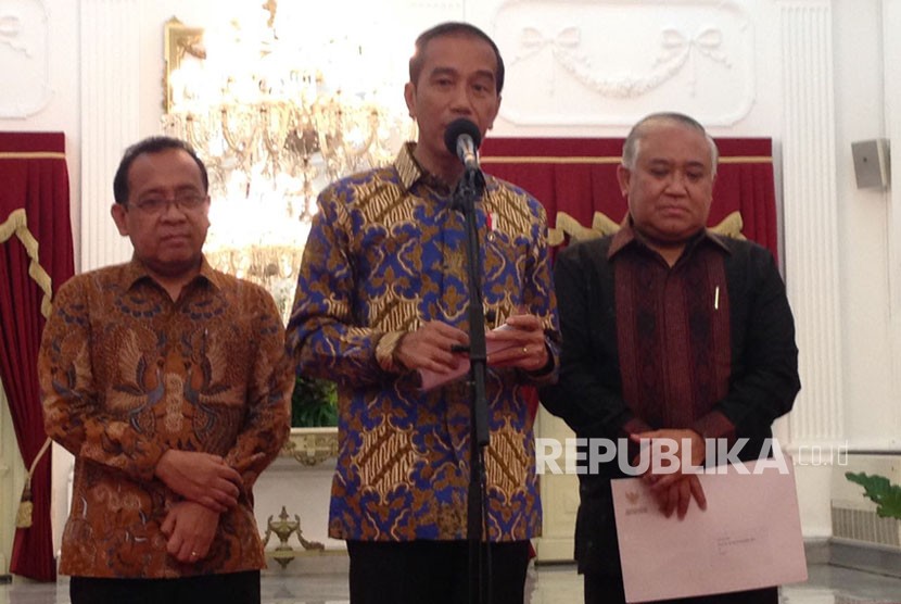 Presiden Joko Widodo (Jokowi) dan Din Syamsudin menggelar konferensi pers bersama di Istana Merdeka, Jakarta, Senin (23/10). 