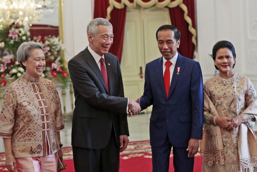 Presiden Joko Widodo (Jokowi) dan Ibu Negara Iriana bersama Perdana Menteri Singapura Lee Hsien Loong dan Ibu Negara Singapura Ho China saat kunjungan jelang pelantikan Jokowi di Istana Negara, Jakarta, Ahad (20/10).