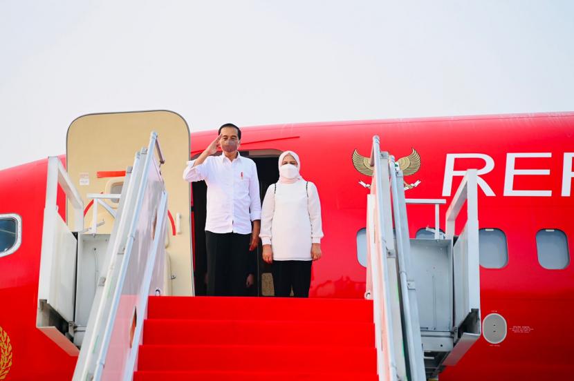Presiden Joko Widodo (Jokowi) dan Ibu Negara Iriana Jokowi tiba di Labuan Bajo, Kabupaten Manggarai Barat, Provinsi Nusa Tenggara Timur (NTT) pada Kamis (21/7/2022) pukul 09.52 WITA. Presiden Jokowi menargetkan satu juta wisatawan untuk mengunjungi Labuan Bajo, NTB.