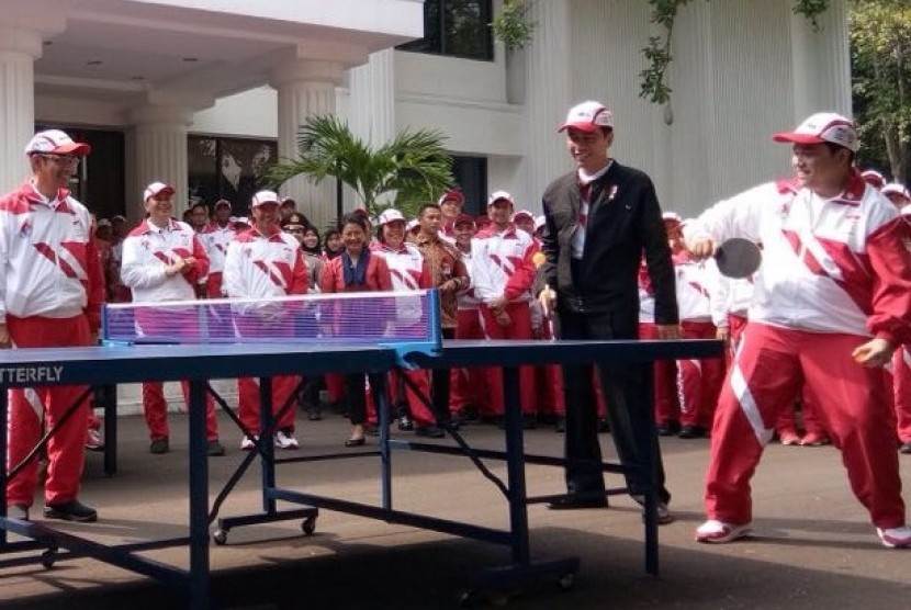 Presiden Joko Widodo (Jokowi) dan Ketua Komite Olimpiade Indonesia Erick Thohir (kanan) berpasangan saat bermain tenis meja di halaman Istana Merdeka, Jakarta, Senin (7/8). Presiden Jokowi hari ini melepas kontingen Indonesia yang akan berlaga di SEA Games 2017, Kuala Lumpur, Malaysia. 
