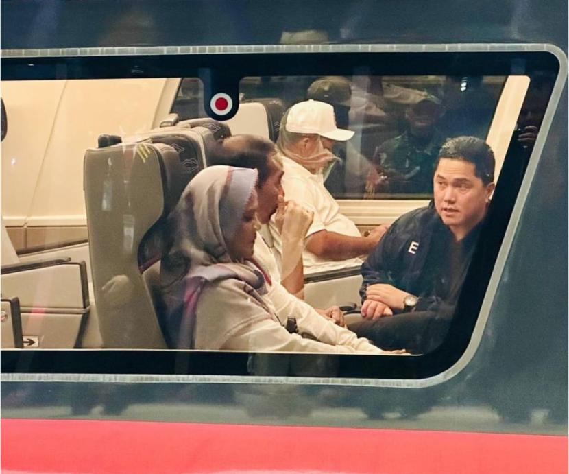 Presiden Joko Widodo (Jokowi) dan Menteri Badan Usaha Milik Negara (BUMN) Erick Thohir berdiskusi di Kereta Cepat Jakarta-Bandung (KCJB) Whoosh.