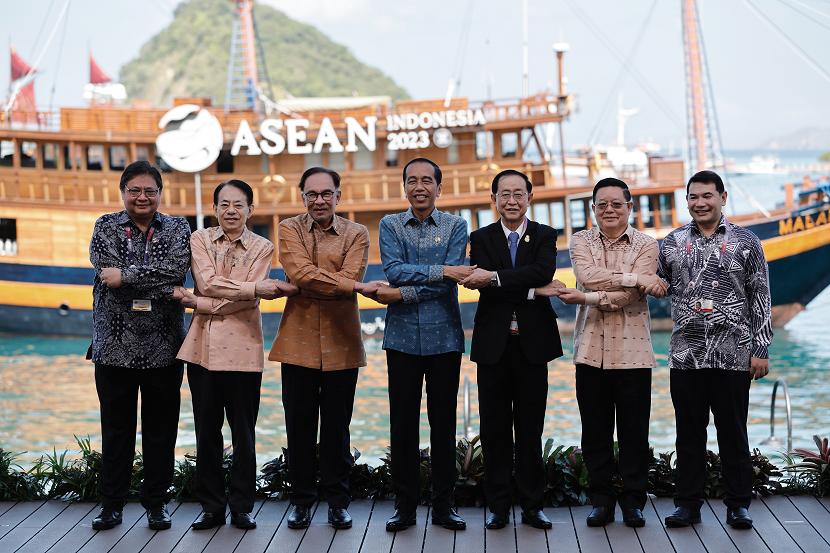 Presiden Joko Widodo (Jokowi) dan para pemimpin negara ASEAN tampak mengenakan baju tenun songke Manggarai saat menghadiri hari kedua puncak Konferensi Tingkat Tinggi (KTT) ke-42 ASEAN di Labuan Bajo, Manggarai Barat, Nusa Tenggara Timur (NTT) Kamis (11/5/2023).