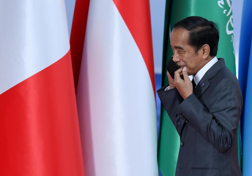 Presiden Joko Widodo (Jokowi) di sela-sela rangkaian acara KTT G20 yang digelar di La Nuvola, Roma, Italia, Sabtu (30/10)