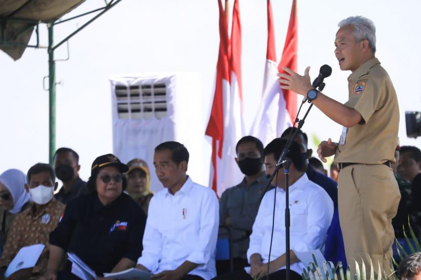 Presiden Joko Widodo (Jokowi) didampingi Gubernur Jawa Tengah Ganjar Pranowo, menyerahkan 1.043 sertifikat tanah kepada warga dari total 1.160 penerima di Desa Gabusan, Kecamatan Jati, Kabupaten Blora. Hal itu dilakukan presiden di sela kunjungan kerjanya di Jawa Tengah.