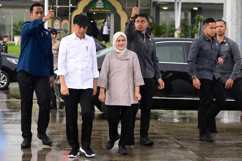 Presiden Joko Widodo (Jokowi) didampingi Ibu Negara Iriana Joko Widodo bertolak menuju Provinsi Aceh, Senin (9/9/2024).