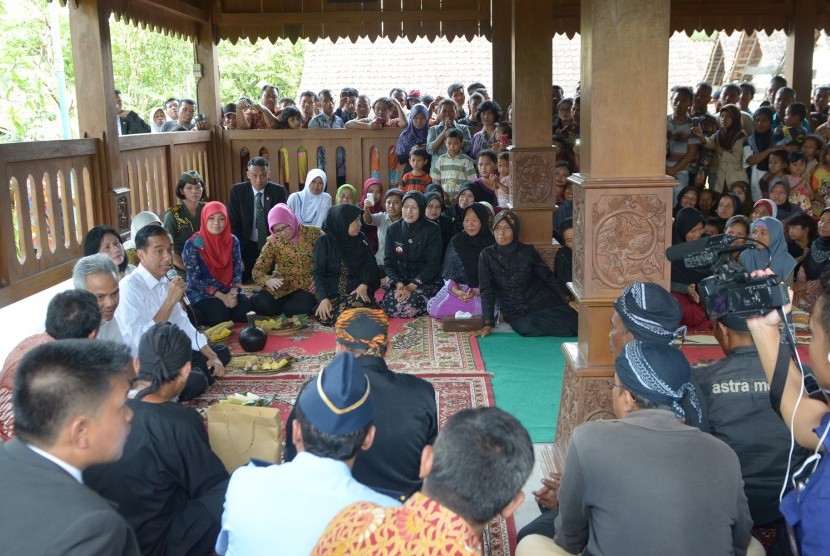 Presiden Joko Widodo (Jokowi) didampingi Ibu Negara Iriana saat berkunjung ke Kabupaten Blora, Jateng, Sabtu (7/3), menyempatkan diri mengunjungi sedulur Sikep (sebutan warga Kampung Samin), Desa Klopoduwur, Kec. Banjarejo.  Dalam kesempatan tersebut, Pres