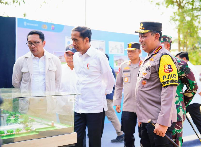 Presiden Joko Widodo (Jokowi) didampingi Kapolri Jenderal Listyo Sigit Prabowo, melakukan groundbreaking Polres Khusus Kawasan Ibu Kota Nusantara (IKN), Kalimantan Timur (Kaltim), Kamis (21/12/2023).