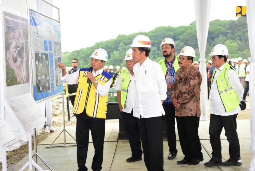 Presiden Joko Widodo (Jokowi) meninjau progres pembangunan Bendungan Bendo yang berlokasi di Desa Ngindeng, Kecamatan Sawoo, Kabupaten Ponorogo, Provinsi Jawa Timur, Jumat (4/1).