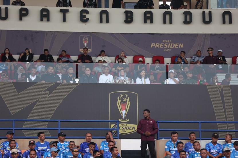 Presiden Joko Widodo (Jokowi) didampingi oleh ibu Iriana, Ketua Umum PSSI Erick Thohir, dan Ketua SC Piala Presiden 2024 Maruarar Sirait di tribun VIP SI Jalak Harupat menyaksikan pembukaan Turnamen Piala Presiden 2024 yang mempertemukan Persib Bandung dengan PSM Makassar, Jumat (19/7/2024) petang.