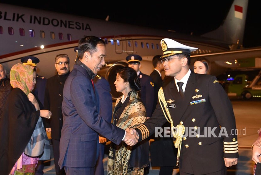 Presiden Joko Widodo (Jokowi) ditemani Ibu Negara dan sejumlah Menteri Kabinet Kerja tiba di Istanbul,Turki. Jokowi akan ikut serta dalam KTT luar biasa OKI, Rabu (13/12l) waktu setempat. 