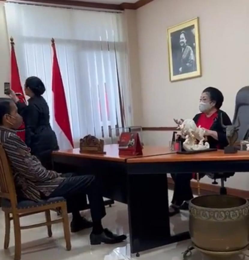 Presiden Joko Widodo (Jokowi) duduk menghadap Ketua Umum DPP PDIP Megawati Soekarnoputri.