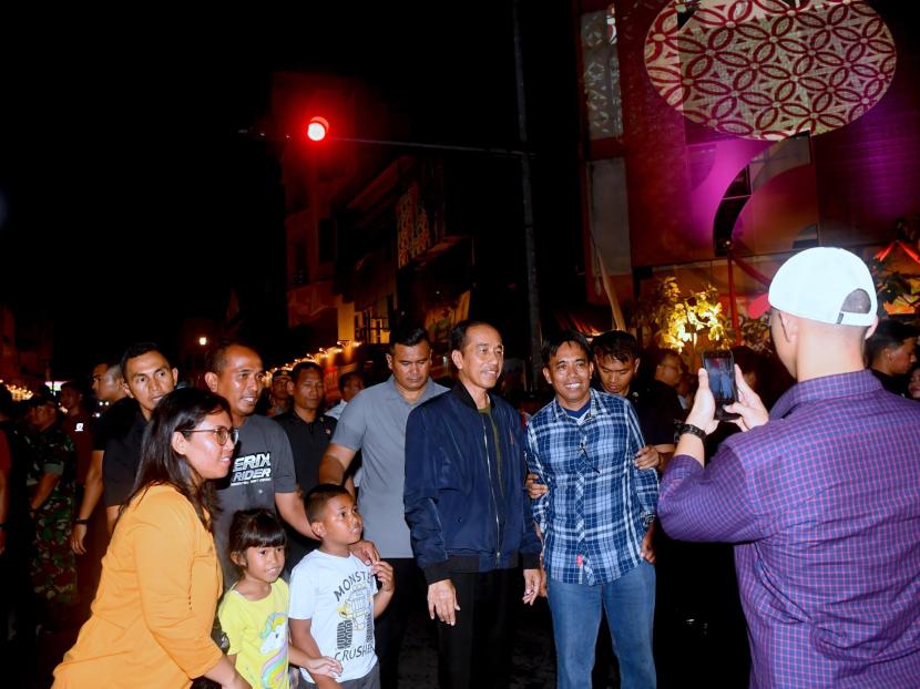 Presiden Joko Widodo (Jokowi) jalan kaki di Pasar Pon, Kota Surakarta, Ahad (31/12/2023) malam WIB.
