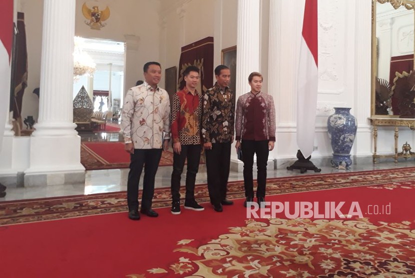 President Joko Widodo (Jokowi) receives All England men's double winner, Marcus Gideon and Kevin Sanjaya, Monday (April 2).