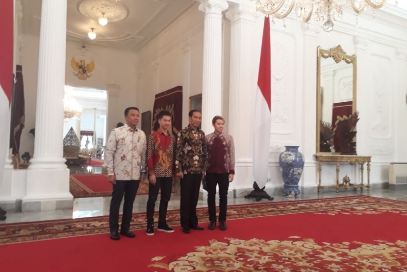 Presiden Joko Widodo (Jokowi) kembali memanggil atlet berprestasi ke Istana Negara. Kali ini Jokowi memanggil ganda putra Bulu Tangkis Indonesia, Marcus Gideon dan Kevin Sanjaya, Senin (2/4). 