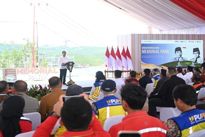 Presiden Joko Widodo (Jokowi) melakukan peletakan batu pertama atau groundbreaking Memorial Park Ibu Kota Nusantara (IKN) di Kabupaten Penajam Paser Utara, Kalimantan Timur, Rabu (17/1/2024).