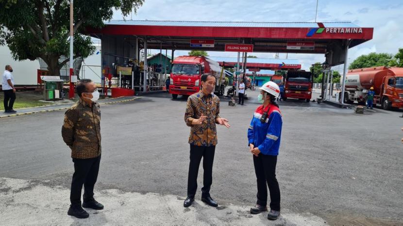 Presiden Joko Widodo (Jokowi) melakukan pemeriksaan ke Fuel Terminal BBM Pertamina Sanggaran, Pedungan, Denpasar Selatan, Bali. Presiden mengecek ketersediaan BBM di lokasi tersebut sekaligus memastikan kesiapan Bali dalam menghadapi G20 Summit.
