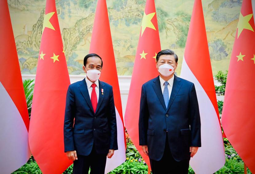 Presiden Joko Widodo (Jokowi) melakukan pertemuan bilateral dengan Presiden Republik Rakyat Tiongkok (RRT) Xi Jinping di Villa 14, Diaoyutai State Guesthouse, Beijing, Selasa sore (26/7). Dalam pertemuan tersebut, kedua pemimpin menyampaikan komitmennya untuk memperkuat kerja sama ekonomi.
