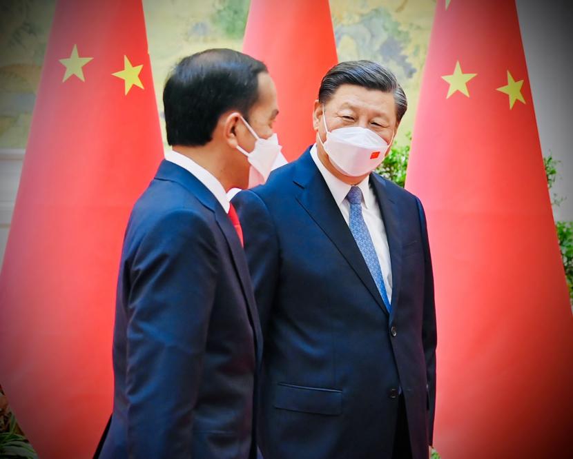 Presiden Joko Widodo (Jokowi) melakukan pertemuan dengan Presiden Xi Jinping di Beijing, Republik Rakyat Tiongkok (RRT) pada Selasa (26/7) sore. Selain membahas penguatan kerja sama ekonomi, kedua pemimpin tersebut juga membahas beberapa isu kawasan dan internasional.