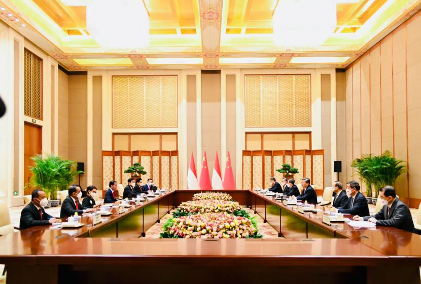 Presiden Joko Widodo (Jokowi) melakukan pertemuan bilateral dengan Presiden Republik Rakyat Tiongkok (RRT) Xi Jinping di Villa 14, Diaoyutai State Guesthouse, Beijing, Selasa sore (26/7). Dalam pertemuan tersebut, kedua pemimpin menyampaikan komitmennya untuk memperkuat kerja sama ekonomi.