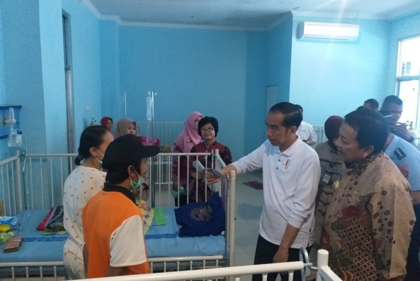 Presiden Joko Widodo (Jokowi) melakukan sidak (inspeksi mendadak) pelayanan BPJS Kesehatan di RSUD Dr Abdul Moeloek, Bandar Lampung, Provinsi Lampung, Jumat (15/11) pagi.