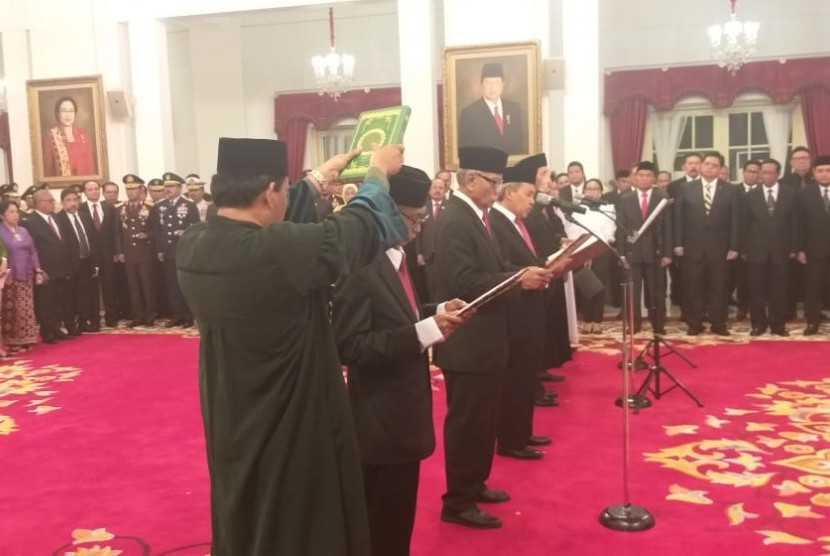 Presiden Joko Widodo (Jokowi) melantik pimpinan KPK dan anggota Dewan Pengawas di Istana Negara, Jakarta, Jumat (20/12). 