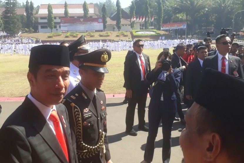 Presiden Joko Widodo (Jokowi) di sela para Pamong Praja Muda Institut Pemerintahan Dalam Negeri (IPDN).