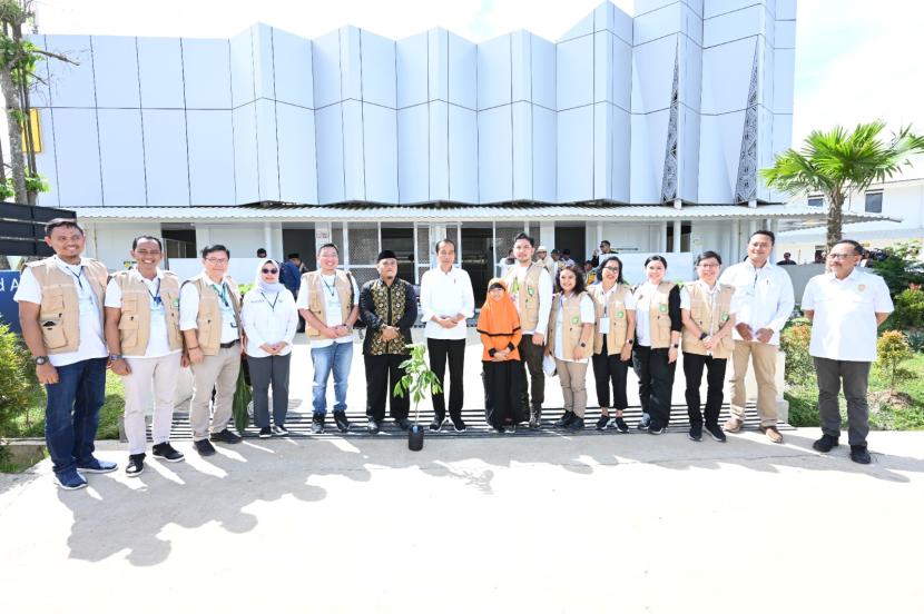 Presiden Joko Widodo (Jokowi) meluncurkan program Nusantara Green Pesantren sebagai bagian dari upaya untuk mewujudkan visi Ibu Kota Negara (IKN) Nusantara sebagai Kota Hutan.