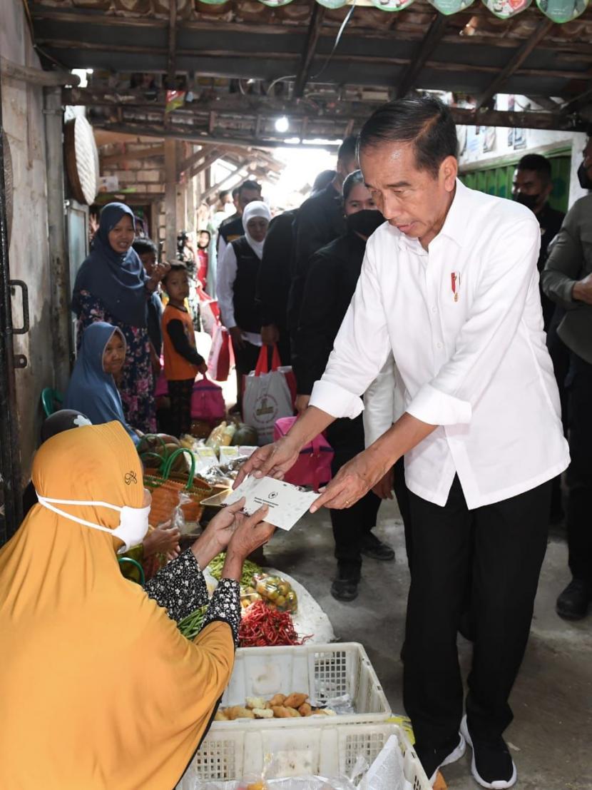 Presiden Joko Widodo (Jokowi) membagikan bantuan kepada warga.