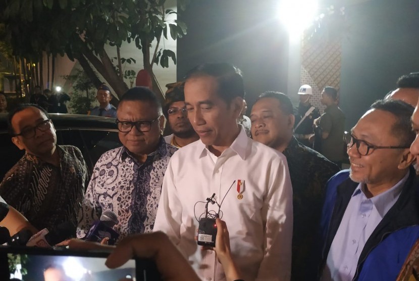 Presiden Joko Widodo (Jokowi) memberikan keterangan ke awak media usai menyambangi Kompleks Parlemen, Senayan, Jakarta, Kamis (15/8). 