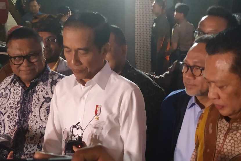 Presiden Joko Widodo (Jokowi) memberikan keterangan ke awak media usai menyambangi Kompleks Parlemen, Senayan, Jakarta, Jumat (16/8). 