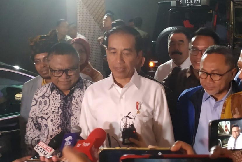 Presiden Joko Widodo (Jokowi) memberikan keterangan ke awak media usai menyambangi Kompleks Parlemen, Senayan, Jakarta, Kamis (15/8). 