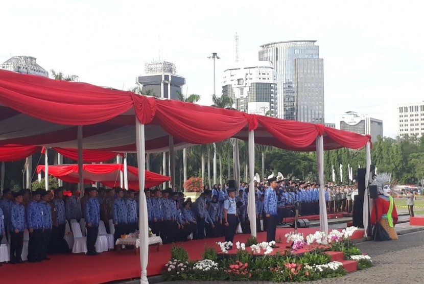 Presiden Joko Widodo (Jokowi) memimpin langsung upacara peringatan hari Korps Pegawai Republik Indonesia (Korpri) ke-46 di Lapangan Monas, Jakarta, Rabu (29/11).