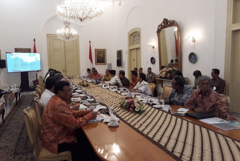  Presiden Joko Widodo (Jokowi) memimpin rapat terbatas terkait persiapan Asian Games 2018. Rapat tersebut diadakan di Istana Kepresidenan di Bogor, Rabu (18/4). 