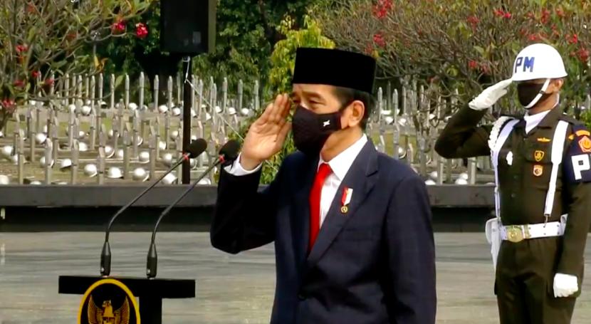 Presiden Joko Widodo (Jokowi) memimpin upacara di Taman Makam Pahlawan Kalibata, Jakarta Selatan.