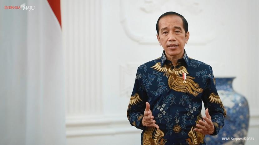 Presiden Joko Widodo (Jokowi) mengatakan, pandemi menjadi salah satu tantangan dan disrupsi yang memaksa Indonesia, pun dunia, untuk menerapkan cara-cara pengembangan baru dan tata laksana normalitas baru.